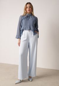 Born2be - Niebieskie Szerokie Spodnie z Wysokim Stanem z Domieszką Bawełny i Geometryczną Klamrą Syliteia. Okazja: na co dzień. Stan: podwyższony. Kolor: niebieski. Materiał: bawełna. Wzór: geometria. Styl: casual #3