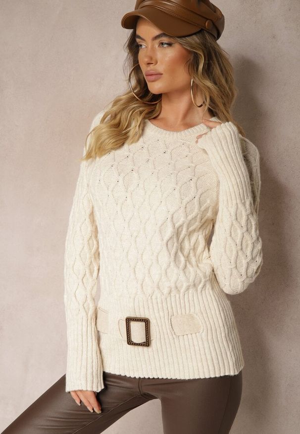 Renee - Beżowy Sweter w Delikatny Splot z Ozdobną Klamrą i Paskiem na Dole Rievea. Okazja: do pracy. Kolor: beżowy. Materiał: jeans. Długość rękawa: długi rękaw. Długość: długie. Wzór: ze splotem. Styl: elegancki
