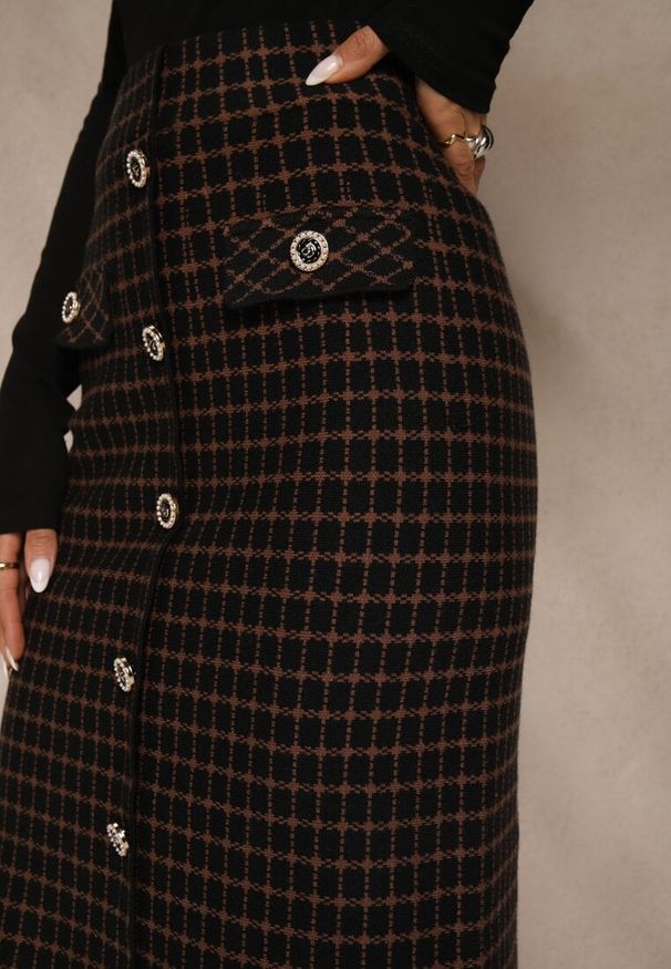 Renee - Czarna Tweedowa Spódnica Ołówkowa w Kratę z Guzikami Aretusa. Okazja: na spotkanie biznesowe. Stan: podwyższony. Kolor: czarny. Styl: biznesowy