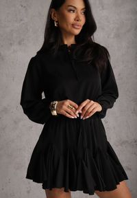 Renee - Czarna Sukienka z Wiskozą o Rozkloszowanym Kroju z Falbankami i Wiązaniem Meriianes. Okazja: na randkę. Typ kołnierza: kołnierz z falbankami. Kolor: czarny. Materiał: wiskoza. Styl: elegancki #4