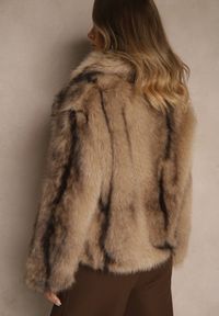 Renee - Beżowa Kurtka Futerko z Ozdobnym Kołnierzem Fitene. Okazja: na co dzień. Kolor: beżowy. Materiał: futro. Styl: klasyczny, casual, elegancki #4