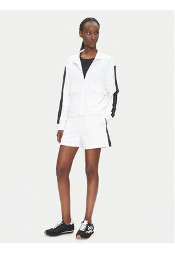 EA7 Emporio Armani Szorty materiałowe 7W000176 AF12643 U0002 Biały Regular Fit. Kolor: biały. Materiał: syntetyk