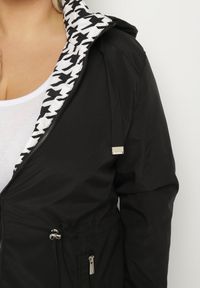 Born2be - Czarna Kurtka Wiatrówka o Kroju Parki z Odpinanym Kapturem Nalinora. Okazja: na co dzień. Kolekcja: plus size. Kolor: czarny. Materiał: dzianina, jeans. Długość rękawa: długi rękaw. Długość: długie. Wzór: aplikacja. Styl: klasyczny, casual, elegancki #4