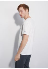 Ochnik - Kremowy T-shirt męski z printem. Kolor: beżowy. Materiał: bawełna. Długość: krótkie. Wzór: nadruk #2