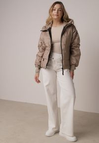 Born2be - Ciemnobeżowa Przejściowa Kurtka Pikowana z Kapturem i Napisami na Rękawach Althone. Okazja: na co dzień. Typ kołnierza: kaptur. Kolor: beżowy. Materiał: poliester. Wzór: napisy. Styl: casual #2