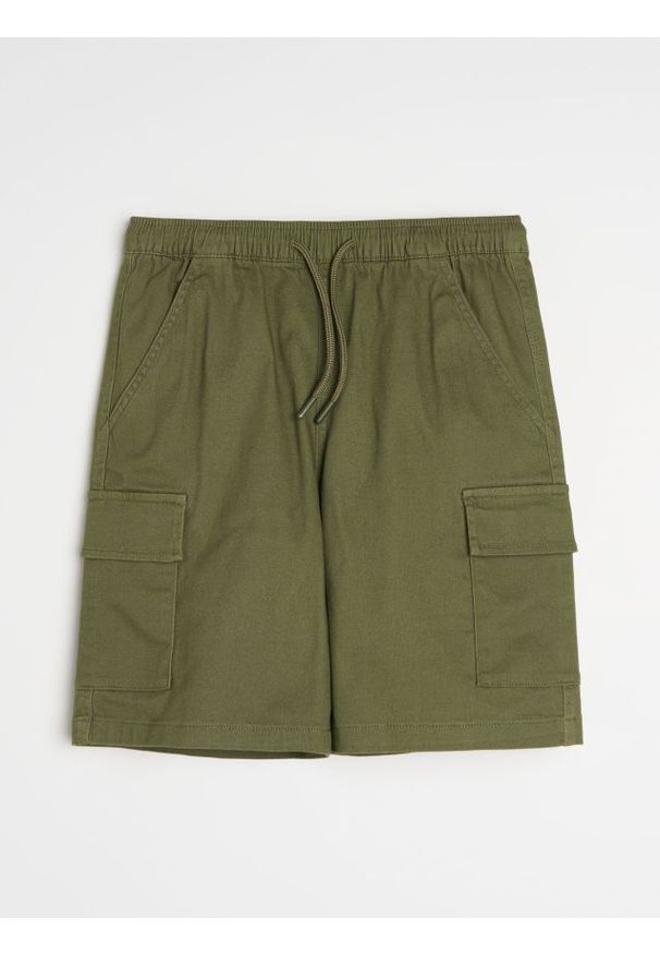 Sinsay - Bawełniane szorty cargo - zielony. Kolor: zielony. Materiał: bawełna