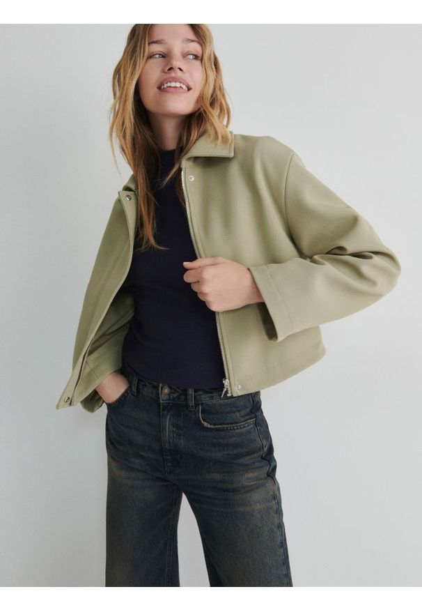 Reserved - Longsleeve z błyszczącej dzianiny - granatowy. Kolor: niebieski. Materiał: dzianina. Długość rękawa: długi rękaw