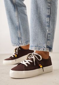 Renee - Brązowe Niskie Trampki z Podwójnymi Sznurówkami na Tłoczonej Platformie Astedella. Nosek buta: okrągły. Zapięcie: sznurówki. Kolor: brązowy. Materiał: materiał. Obcas: na platformie. Wysokość obcasa: niski #6