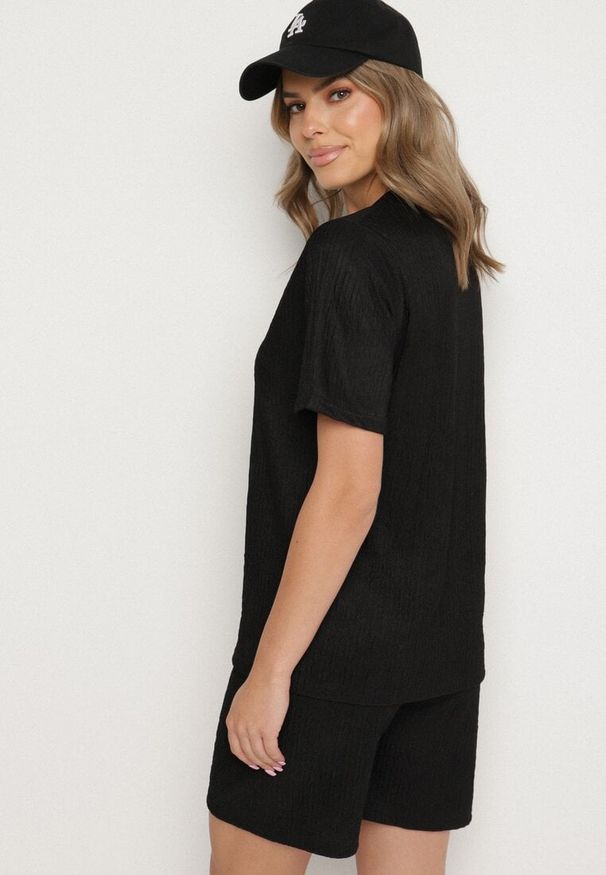 Born2be - Czarny Komplet Koszulka i Szorty z Tłoczonym Wzorem Halinnaia. Kolor: czarny