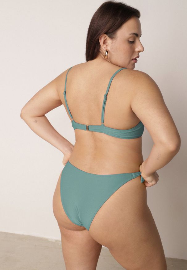 Born2be - Jasnozielone Bikini Biustonosz z Koralikami i Kokardą i Wiązane Figi Kąpielowe Raicine. Kolekcja: plus size. Kolor: zielony. Długość: długie