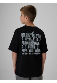 4f - 4F T-shirt loose z nadrukiem chłopięcy - czarny 122/128 (6-8 lat). Okazja: na uczelnię, na co dzień, na spacer. Kolor: czarny. Materiał: bawełna, dzianina. Wzór: nadruk. Sezon: lato. Styl: casual #2