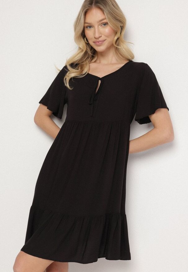 Born2be - Czarna Sukienka z Bawełny o Rozkloszowanym Kroju z Wiązaniem przy Dekolcie Mepilea. Okazja: na co dzień. Kolor: czarny. Materiał: bawełna. Długość rękawa: krótki rękaw. Sezon: wiosna, lato. Typ sukienki: rozkloszowane. Styl: klasyczny, casual, elegancki