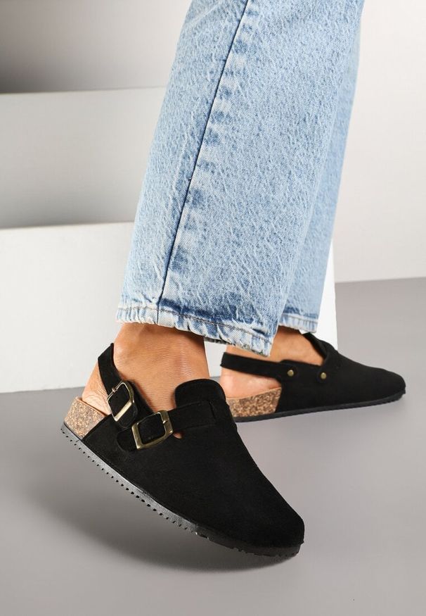 Born2be - Czarne Klapki Chodaki z Imitacji Zamszu z Paskiem z Klamerką Gonidra. Okazja: na co dzień. Kolor: czarny. Materiał: zamsz. Obcas: na obcasie. Styl: casual, elegancki, wizytowy