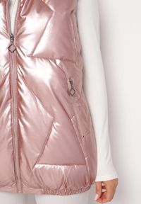 Born2be - Różowa Pikowana Kamizelka z Kapturem Incanto. Typ kołnierza: kaptur. Kolor: różowy. Wzór: geometria #3