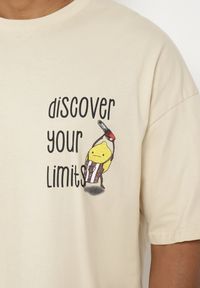 Born2be - Jasnobeżowa Bawełniana Koszulka T-shirt z Krótkim Rękawem z Nadrukiem na Plecach i Przodzie Civia. Okazja: na spotkanie biznesowe, do pracy, na co dzień. Kolor: beżowy. Materiał: bawełna. Długość rękawa: krótki rękaw. Długość: krótkie. Wzór: nadruk. Styl: klasyczny, biznesowy, casual #5