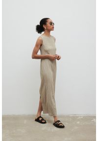 Marsala - Sukienka maxi z wiskozy w kolorze BEIGE - AMBER-S. Okazja: na co dzień, na randkę. Materiał: wiskoza. Długość rękawa: bez rękawów. Wzór: prążki. Sezon: lato, wiosna. Typ sukienki: proste. Styl: klasyczny, elegancki, casual. Długość: maxi