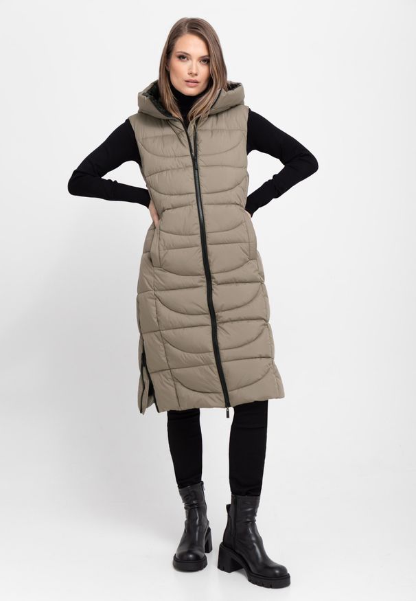 Volcano - Długi, pikowany bezrękawnik V-JAVA. Materiał: materiał. Długość rękawa: bez rękawów. Długość: długie. Styl: sportowy, elegancki