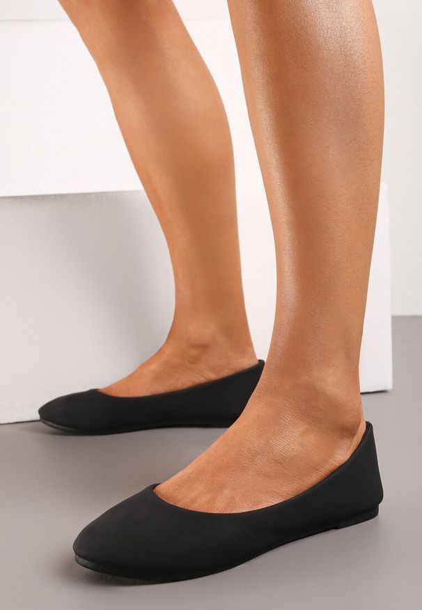 Renee - Czarne Matowe Balerinki Silver Springs. Okazja: na co dzień, na spotkanie biznesowe. Zapięcie: bez zapięcia. Kolor: czarny. Obcas: na obcasie. Styl: biznesowy, casual, klasyczny. Wysokość obcasa: niski