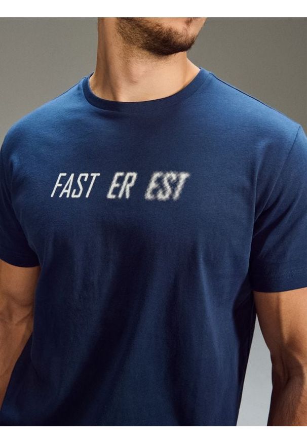 Sinsay - Bawełniana koszulka z napisem - szary. Kolor: szary. Materiał: bawełna. Wzór: napisy