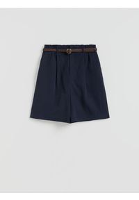 Reserved - Szorty z paskiem - granatowy. Kolor: niebieski. Materiał: wiskoza, tkanina