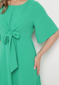 Born2be - Ciemnozielona Sukienka Maxi z Ozdobnym Wiązaniem i Gumką w Talii Myrcella. Kolor: zielony. Długość: maxi #3