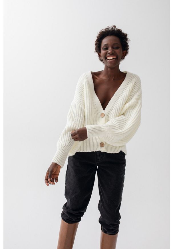 Marsala - Sweter z guzikami/kardigan w kolorze ECRU - MONACO ECRU. Materiał: jeans, wełna, akryl. Styl: elegancki
