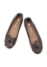 Baleriny damskie Armodo, cholewka ze skóry naturalnej z dekoracyjną aplikacją na przodzie elastyczna konstrukcja ułatwiająca zakładanie oraz płaska p. Okazja: na co dzień. Kolor: brązowy. Materiał: skóra. Szerokość cholewki: normalna. Wzór: aplikacja. Styl: casual, elegancki, klasyczny #6