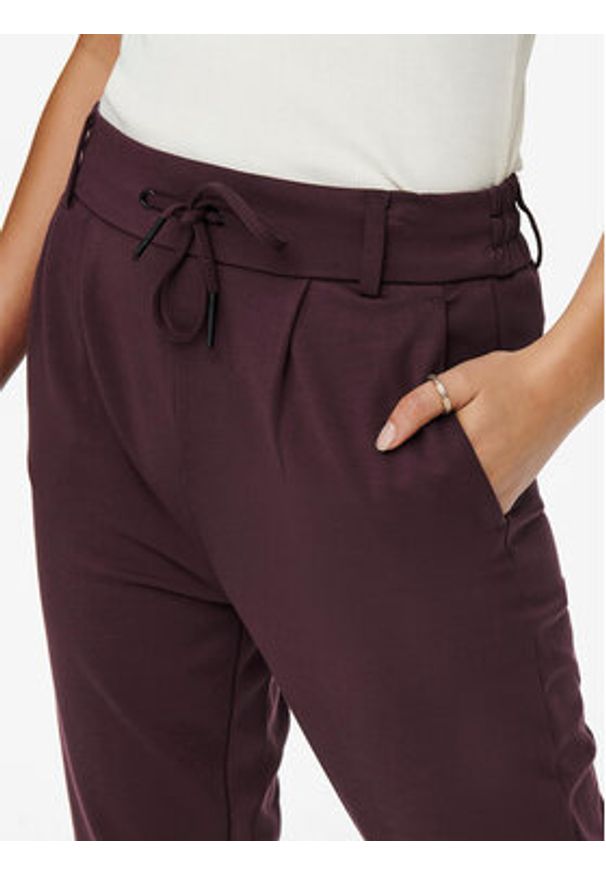 only - ONLY Spodnie materiałowe Poptrash 15115847 Bordowy Regular Fit. Kolor: czerwony. Materiał: syntetyk