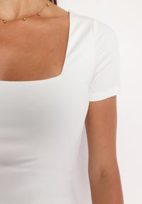 Born2be - Biała Dopasowana Sukienka z Marszczeniem i Dłuższym Tyłem Lilate. Kolor: biały. Materiał: dzianina, wiskoza. Sezon: lato. Typ sukienki: asymetryczne. Styl: elegancki #7