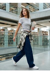 Sinsay - Prążkowana koszulka basic z kontrastową lamówką i domieszką wiskozy - szary. Kolor: szary. Materiał: prążkowany, wiskoza