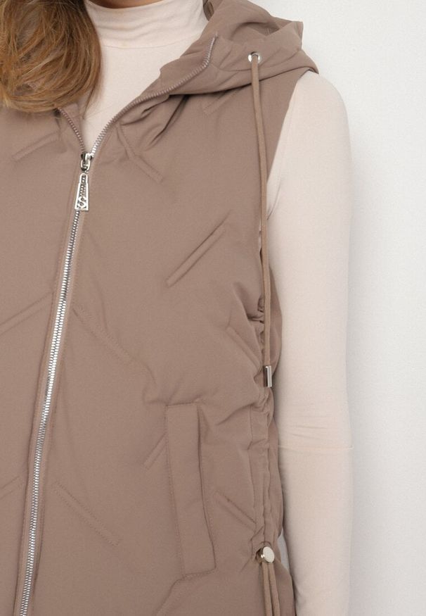 Born2be - Ciemnobeżowa Casualowa Kamizelka z Kapturem i Pikowanymi Przeszyciami Caletta. Okazja: na co dzień. Typ kołnierza: kaptur. Kolor: beżowy. Materiał: jeans. Styl: casual