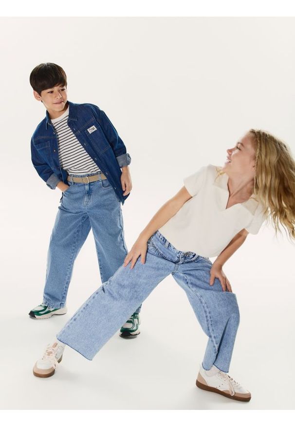 Reserved - Jeansy carrot z paskiem - niebieski. Kolor: niebieski