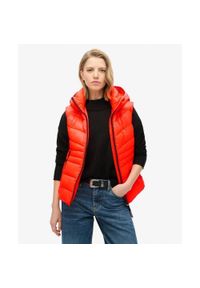 Superdry - Kamizelka pikowana z kapturem Fuji od SUPERDRY. Typ kołnierza: kaptur. Kolor: pomarańczowy. Długość rękawa: długi rękaw. Styl: elegancki #1