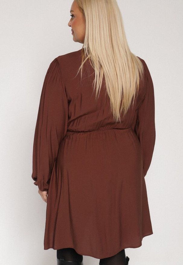 Born2be - Brązowa Kopertowa Sukienka z Wiskozą z Wiązaniem w Pasie Vidila. Kolekcja: plus size. Kolor: brązowy. Materiał: wiskoza. Sezon: wiosna, jesień. Typ sukienki: kopertowe