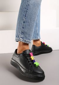 Renee - Czarne Sneakersy na Niskiej Platformie z Kolorowymi Aplikacjami na Sznurówkach Lasteria. Nosek buta: okrągły. Zapięcie: sznurówki. Kolor: czarny. Materiał: materiał. Wzór: aplikacja, kolorowy. Obcas: na platformie. Wysokość obcasa: niski #1