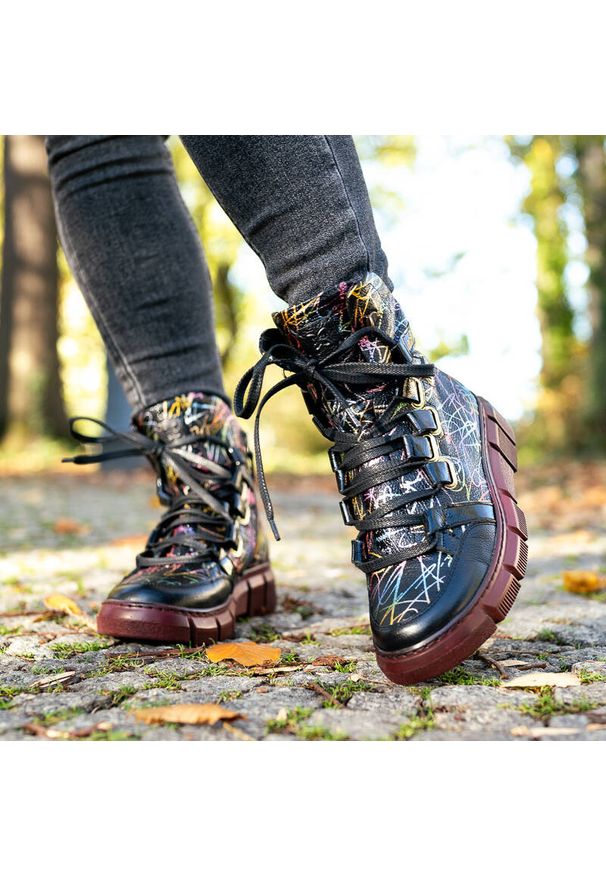 Czarne Trzewiki Maciejka Stylowe Obuwie Damskie. Kolor: czarny. Materiał: skóra. Szerokość cholewki: normalna. Wzór: kolorowy, nadruk. Sezon: jesień. Styl: elegancki