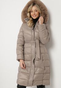 Born2be - Beżowa Pikowana Kurtka o Długim Kroju z Odpinanym Kapturem z Futerkiem i Paskiem oleti. Okazja: na co dzień, na spacer. Kolor: beżowy. Materiał: futro. Długość: długie. Sezon: zima. Styl: klasyczny, casual, elegancki #6