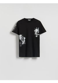 Reserved - T-shirt regular z nadrukiem - czarny. Kolor: czarny. Materiał: bawełna, dzianina. Wzór: nadruk
