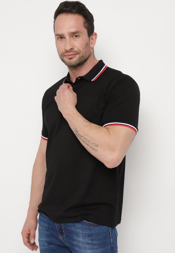 Born2be - Czarna Koszulka o Fasonie Polo z Guzikami Timarie. Okazja: na spotkanie biznesowe. Typ kołnierza: polo. Kolor: czarny. Materiał: dresówka. Styl: biznesowy, elegancki, klasyczny