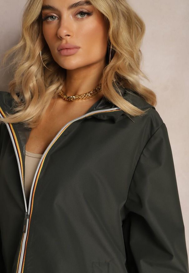 Renee - Ciemnozielona Kurtka Długa Wiatrówka z Nieodpinanym Kapturem Liodesa. Okazja: na co dzień. Kolor: zielony. Materiał: jeans. Długość rękawa: długi rękaw. Długość: długie. Styl: casual, elegancki, sportowy