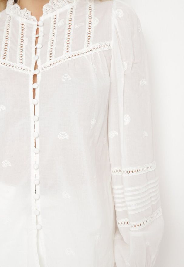 Born2be - Biała Bawełniana Koszula z Falbanką przy Szyi Ozdobiona Haftami i Ażurową Taśmą Rionna. Okazja: na co dzień. Kolor: biały. Materiał: bawełna. Długość: długie. Wzór: ażurowy, haft, aplikacja. Sezon: lato. Styl: casual