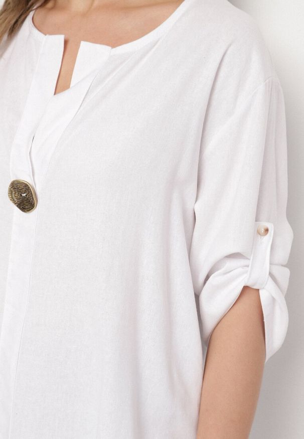 Born2be - Biała Bluzka z Lnem o Kroju Oversize Zdobiona Metaliczną Aplikacją Soffie. Okazja: na co dzień. Typ kołnierza: dekolt w serek. Kolor: biały. Materiał: len. Wzór: aplikacja. Styl: casual, klasyczny