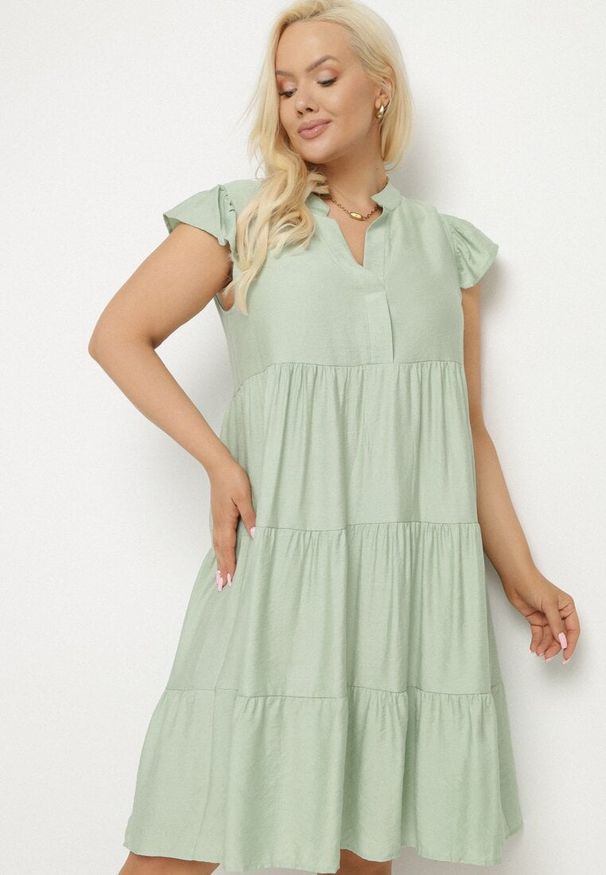 Born2be - Jasnozielona Sukienka o Rozkloszowanym Kroju z Dekoltem w Serek Meverina. Okazja: na co dzień. Typ kołnierza: dekolt w serek. Kolor: zielony. Długość rękawa: krótki rękaw. Wzór: aplikacja. Typ sukienki: rozkloszowane, proste. Styl: casual, elegancki