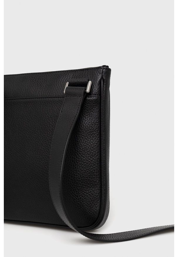 Emporio Armani saszetka skórzana kolor czarny. Kolor: czarny. Materiał: skóra