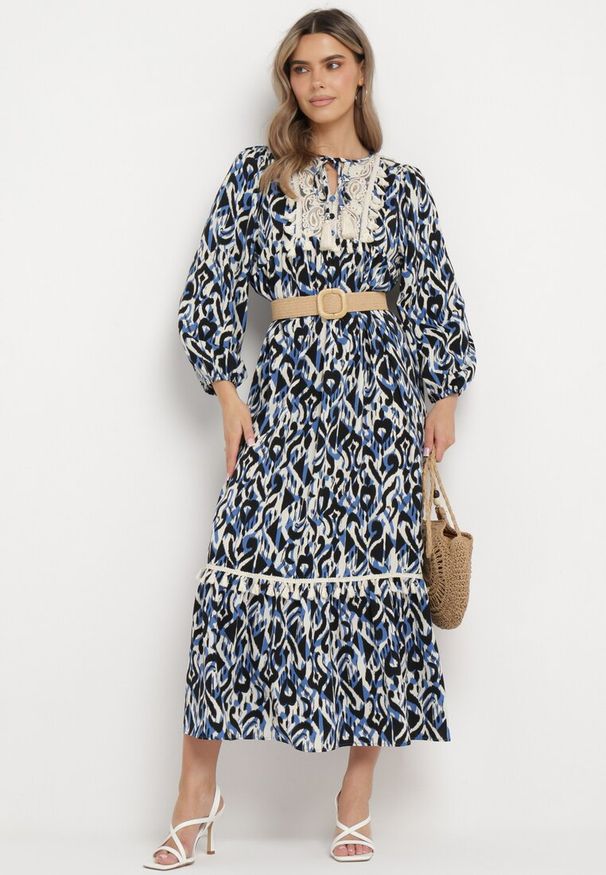 Born2be - Granatowo-Niebieska Rozkloszowana Sukienka Maxi z Falbanką Tinamessa. Okazja: na co dzień, na randkę. Typ kołnierza: dekolt w serek. Kolor: niebieski. Materiał: jeans. Długość rękawa: długi rękaw. Typ sukienki: rozkloszowane. Styl: casual, elegancki. Długość: maxi