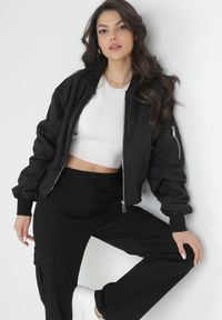 Born2be - Czarne Spodnie Cargo z Szeroką Nogawką i Wysokim Stanem Naifah. Stan: podwyższony. Kolor: czarny. Materiał: materiał. Wzór: gładki, aplikacja #7