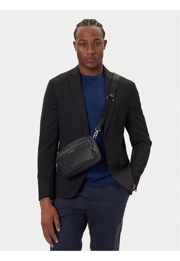 Calvin Klein Saszetka Emblem Emboss Camera Bag LV04D3203G Czarny. Kolor: czarny. Materiał: skóra