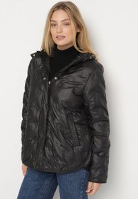 Born2be - Czarna Pikowana Kurtka Przejściowa z Kapturem Arivitte. Okazja: na co dzień. Typ kołnierza: kaptur. Kolekcja: plus size. Kolor: czarny. Materiał: jeans. Styl: casual, elegancki #1