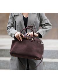 Shopperka zamszowa Solier FL41 Liv c. brązowa. Kolor: brązowy. Sezon: wiosna. Materiał: skórzane. Styl: klasyczny, elegancki, casual. Rodzaj torebki: na ramię