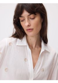 Reserved - Bawełniana koszula z haftem - biały. Kolor: biały. Materiał: bawełna. Wzór: haft #1